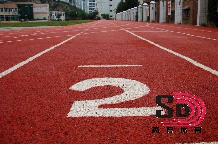 運動場塑膠跑道基礎的水分如何快速排出？